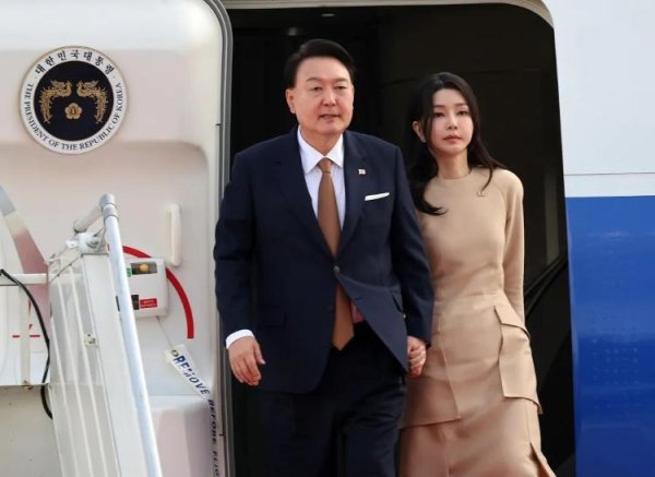 股腰包 韩国前第一夫人金建希病情恶化延迟出院，“尹锡悦每天去医院照顾她”